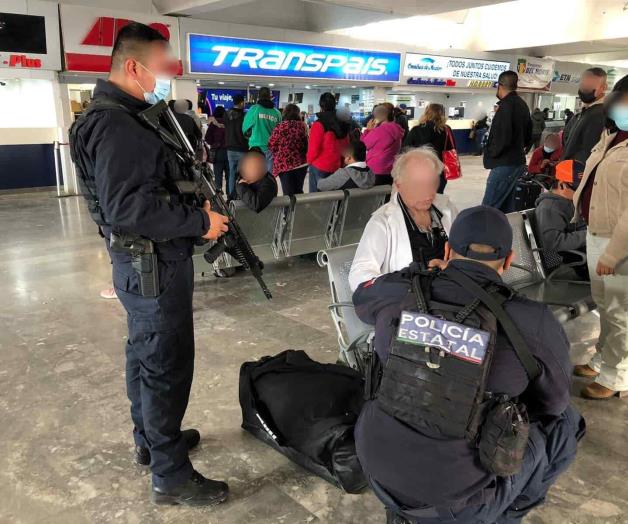 Guardia Estatal auxilia a ciudadano en Central de Autobuses Guardia Estatal auxilia a ciudadano en Central de Autobuses