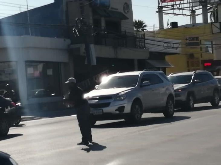 Vendedor le entra a dirigir tráfico ante falla de semáforos Vendedor le entra a dirigir tráfico ante falla de semáforos