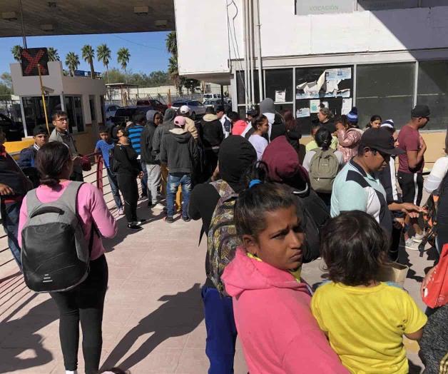 Ingresan venezolanos a puente internacional