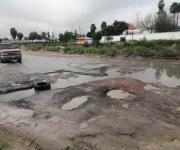 Acaban aguas negras con pavimento de transitada avenida