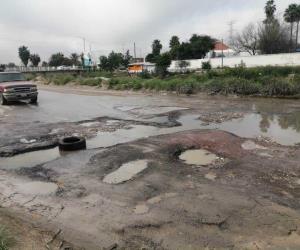 Acaban aguas negras con pavimento de transitada avenida