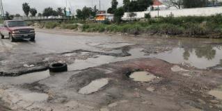 Acaban aguas negras con pavimento de transitada avenida