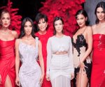 Acusan a Kim Kardashian de alterar fotos familiares de Navidad