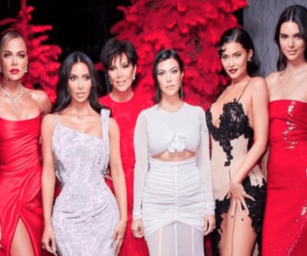 Acusan a Kim Kardashian de alterar fotos familiares de Navidad Acusan a Kim Kardashian de alterar fotos familiares de Navidad