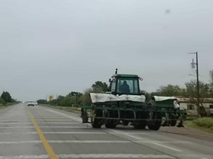 Auxilia Guardia Estatal tránsito de maquinaria agrícola Auxilia Guardia Estatal tránsito de maquinaria agrícola