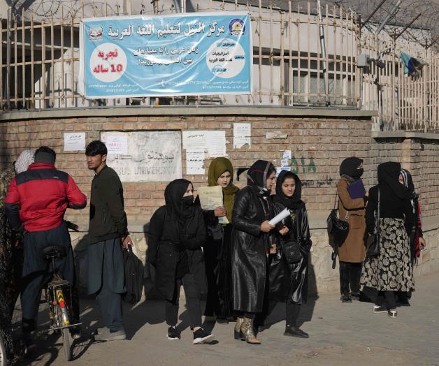 Prevén muerte de afganos debido a medidas contra mujeres