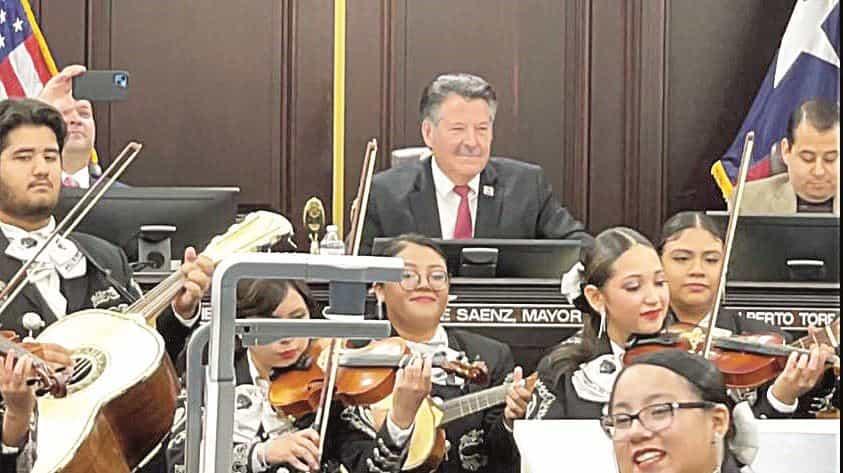 Pete Sáenz entrega la estafeta a nuevo alcalde Pete Sáenz entrega la estafeta a nuevo alcalde