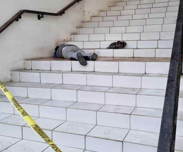 Encuentran a mujer muerta en escaleras