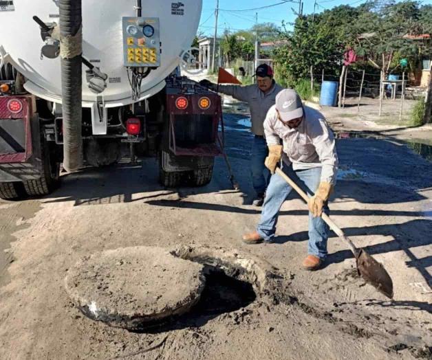 Dan solución a añejo problema de brote de aguas residuales