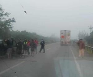 Tráiler embiste a camioneta y mueren 6 pizcadores de chile