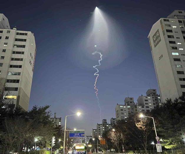 Lanzamiento de cohete genera confusión por OVNI en Surcorea Lanzamiento de cohete genera confusión por OVNI en Surcorea