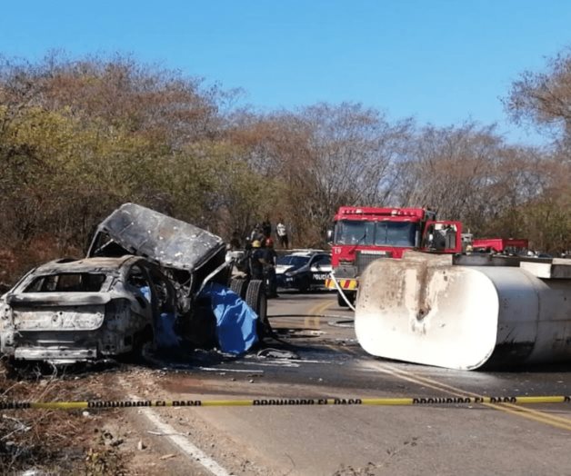 Choque entre camioneta y pipa de agua deja 5 calcinados en Sinaloa