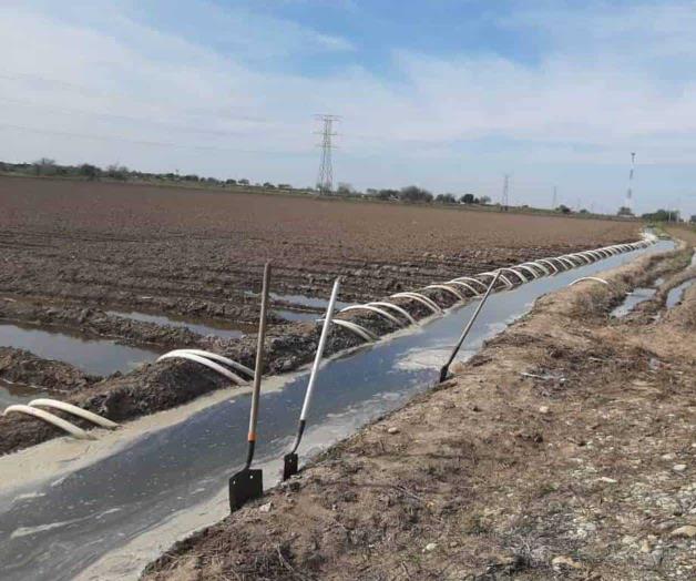 Inicia riego en campos