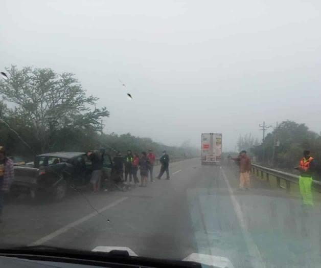 Tráiler embiste a camioneta y mueren 6 pizcadores de chile