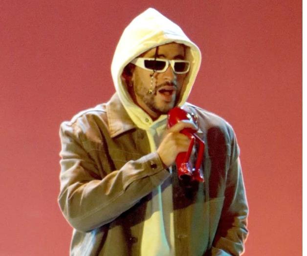 Lanzando celular de fan al mar Lanzando celular de fan al mar