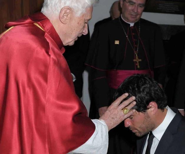 Presume fotos con Benedicto XVI Presume fotos con Benedicto XVI