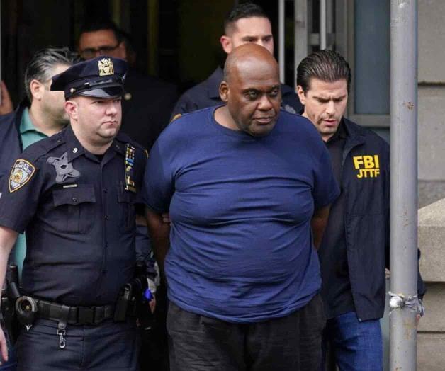 Fiscales buscan décadas en prisión para agresor en metro NY