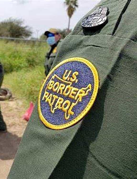 Detienen a sospechoso de traficar con ilegales