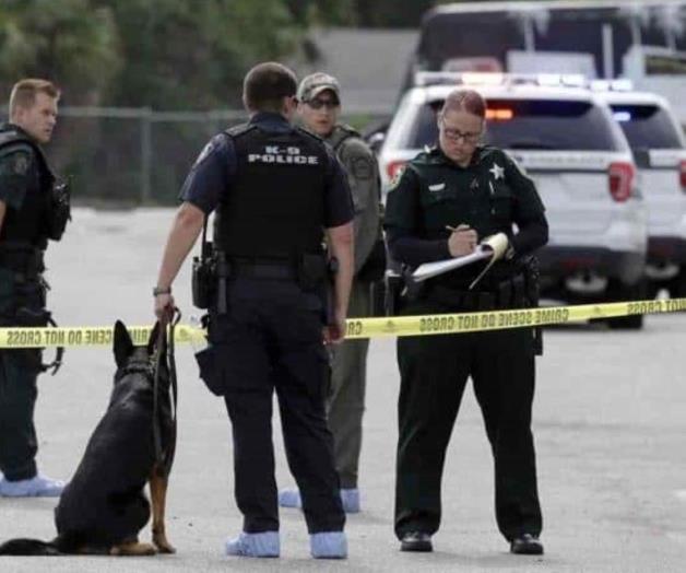 Camioneta se estrella contra restaurante en EEUU; 22 heridos