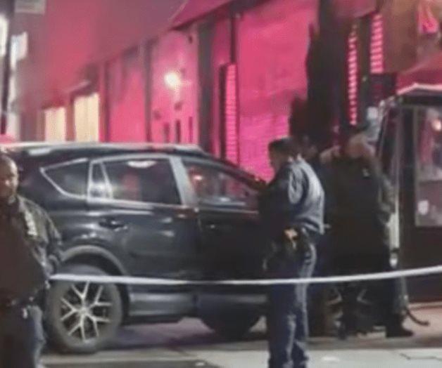 Camioneta se estrella contra un restaurante