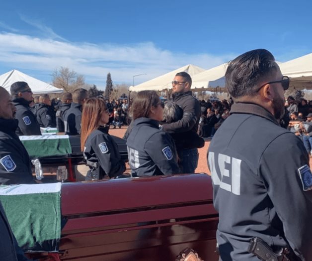Rinden homenaje a los agentes asesinados en motín de penal de Juárez