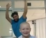 Enfermero causa furor por bailar al dar el alta oncológica a niña