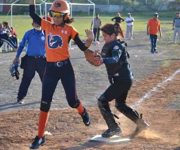 Inicia actividad en la Liga de Softbol Adrián Gaona