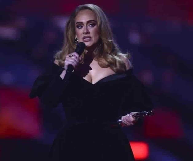 Confiesa Adele tener dolor de espalda y ciática durante show