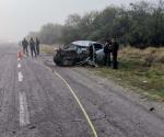 Perece prensado en su vehículo al chocar contra tráiler