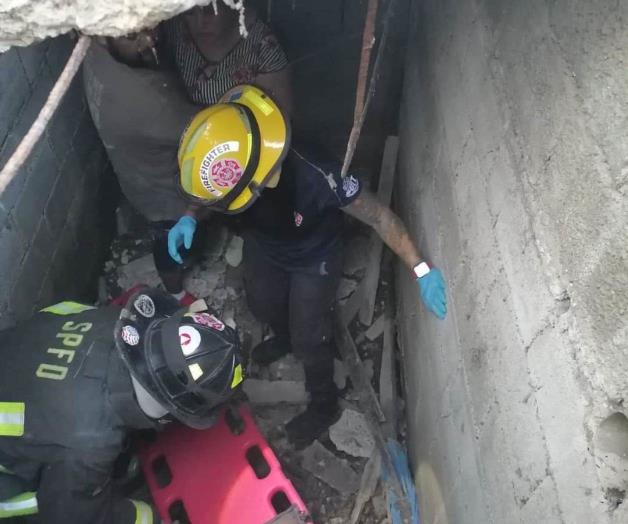 Rescatan a mujer que cae en fosa séptica