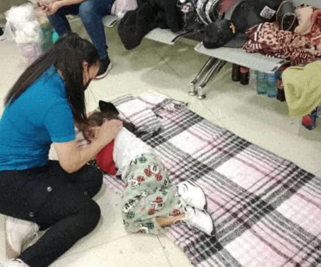 Pasajeros duermen en el piso, tras el cierre de carreteras en Sinaloa Pasajeros duermen en el piso, tras el cierre de carreteras en Sinaloa