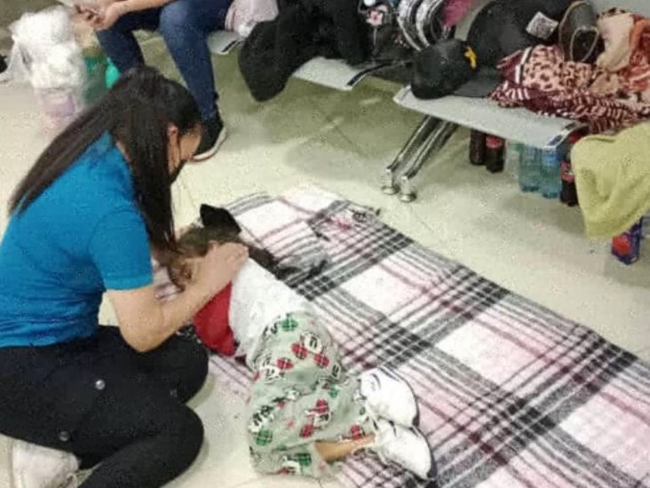 Pasajeros duermen en el piso, tras el cierre de carreteras en Sinaloa Pasajeros duermen en el piso, tras el cierre de carreteras en Sinaloa