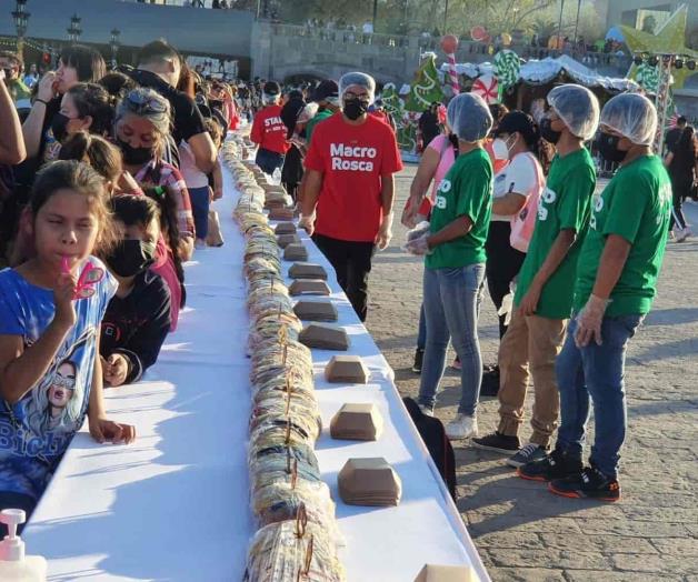 Esperan cientos rosca gigante... y regalos 