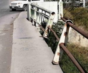 Peligro por puente peatonal en malas condiciones