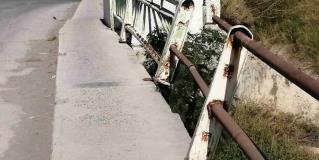 Peligro por puente peatonal en malas condiciones