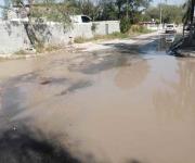 Controlan derrame de agua potable en populoso sector