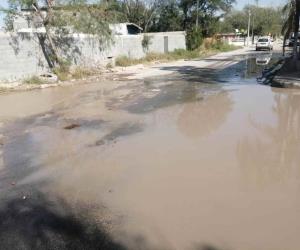 Controlan derrame de agua potable en populoso sector