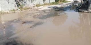 Controlan derrame de agua potable en populoso sector