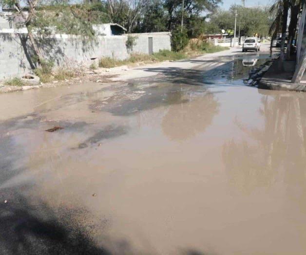 Controlan derrame de agua potable en populoso sector