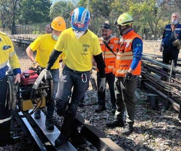 Participan voluntarios en rescate tras choque en L3