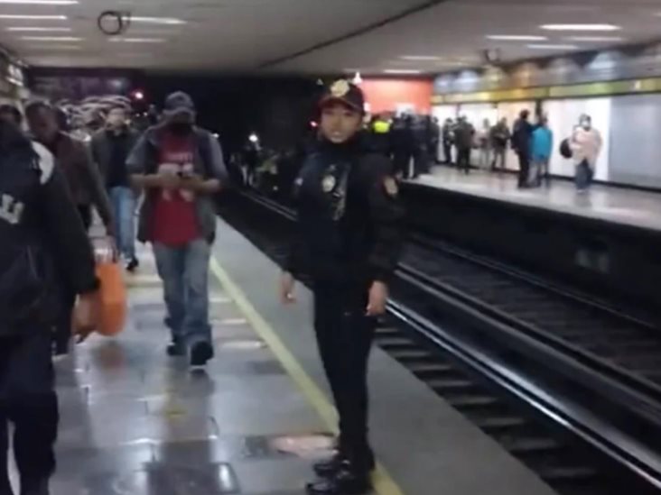 Piden a usuarios no grabar en estación La Raza tras choque de trenes Piden a usuarios no grabar en estación La Raza tras choque de trenes