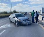 Choca contra "diablito"; destroza frente de auto