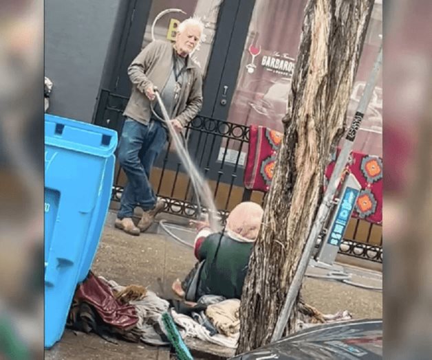 Hombre lanza agua a una mujer en situación de calle y se hace viral