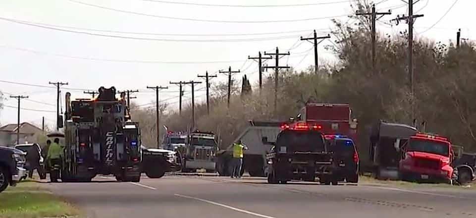 Choque entre un auto y camión deja 1 muerto Choque entre un auto y camión deja 1 muerto