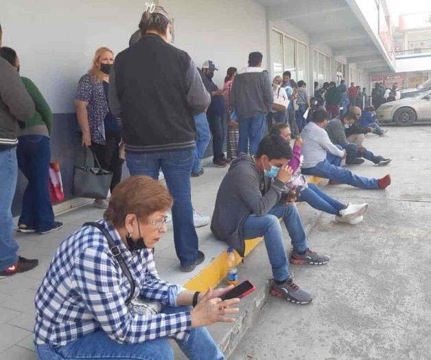 Cae sistema y desata caos: Cientos de personas congestionan Infonavit Cae sistema y desata caos: Cientos de personas congestionan Infonavit