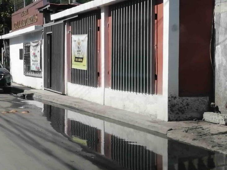 Afecta fuga de aguas residuales a plantel escolar Afecta fuga de aguas residuales a plantel escolar