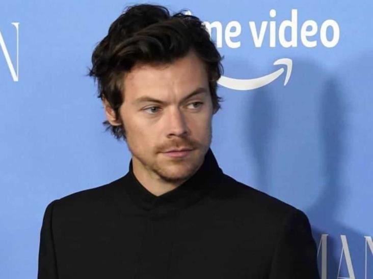 Presenta Harry Styles demanda por venta de mercancía falsa Presenta Harry Styles demanda por venta de mercancía falsa