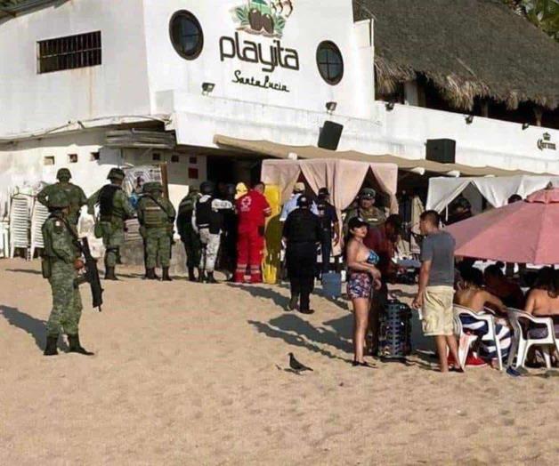 Balean a empleado en playa de Acapulco