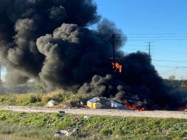 Moviliza incendiode poste y baldío Moviliza incendiode poste y baldío