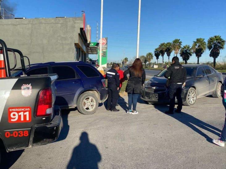 Choque por alcance deja daños en vehículos Choque por alcance deja daños en vehículos